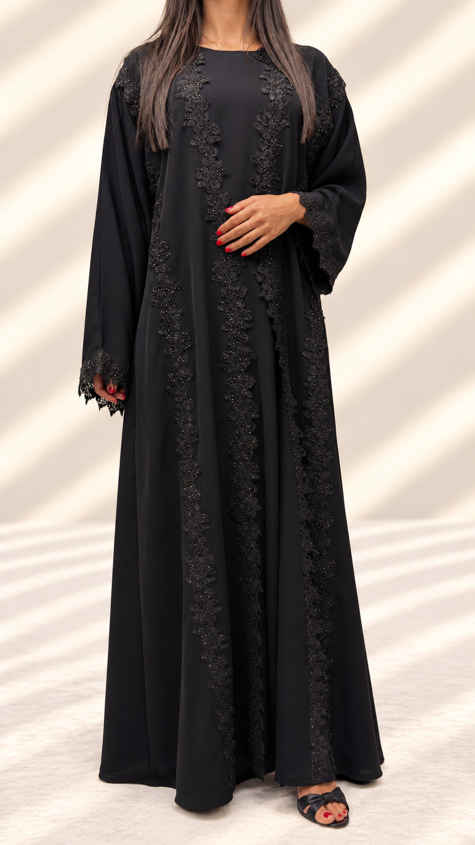 Abaya kimono Mirdif noire en pied, bandes de dentelle guipure perlée sur le devant