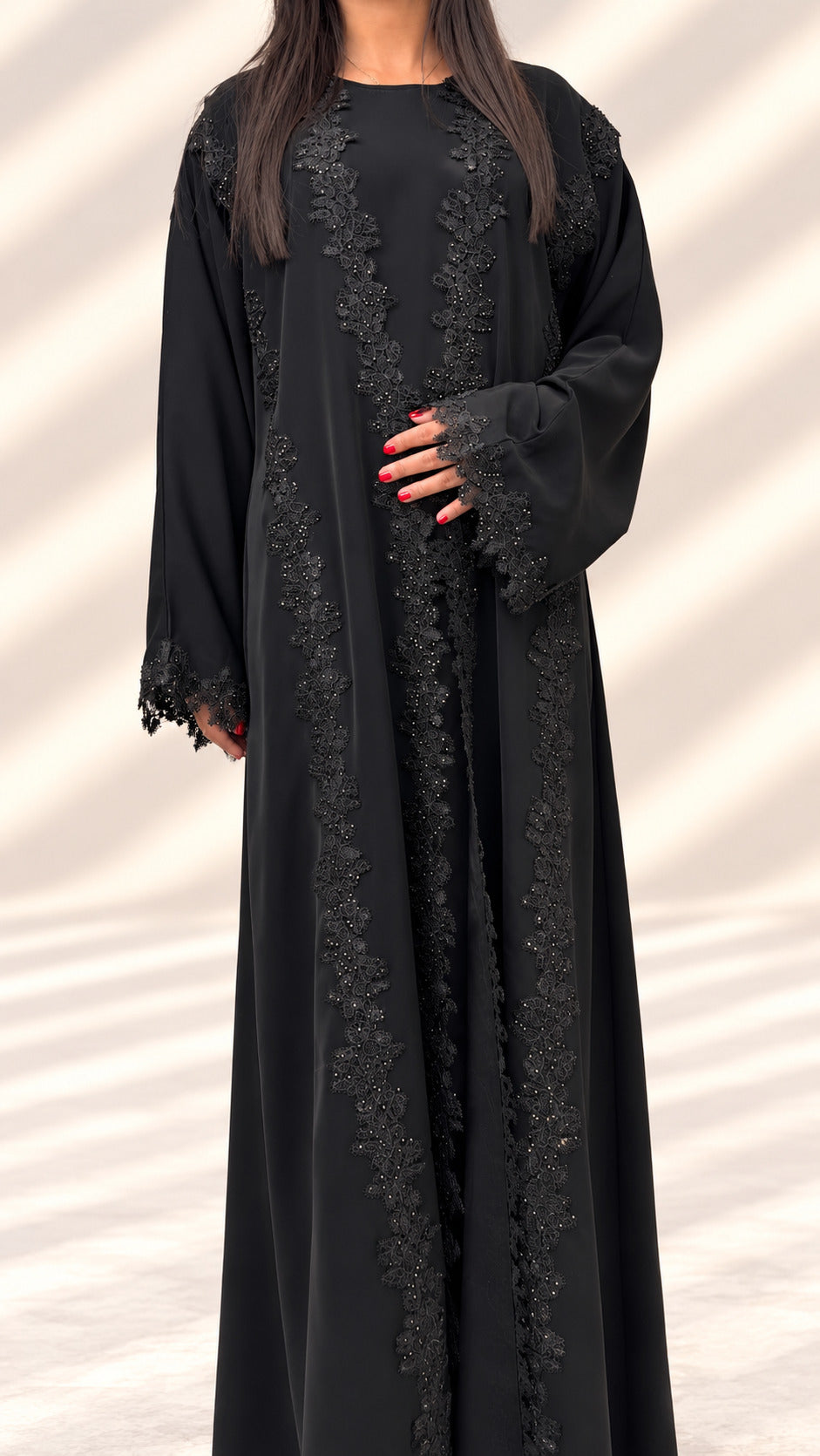 Abaya kimono Mirdif noire, guipure florale perlée du col à l'ourlet