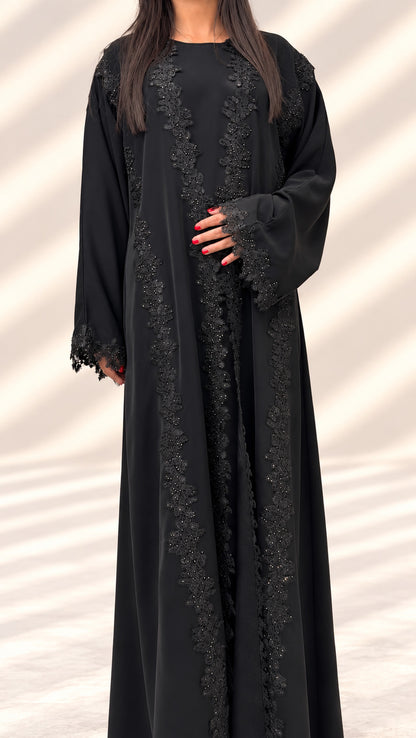 Abaya kimono Mirdif noire, guipure florale perlée du col à l'ourlet