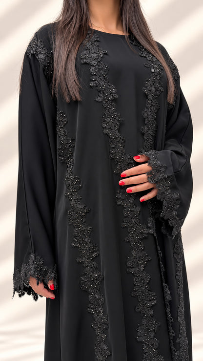 Détail des bandes de dentelle guipure perlée de l'abaya kimono Mirdif