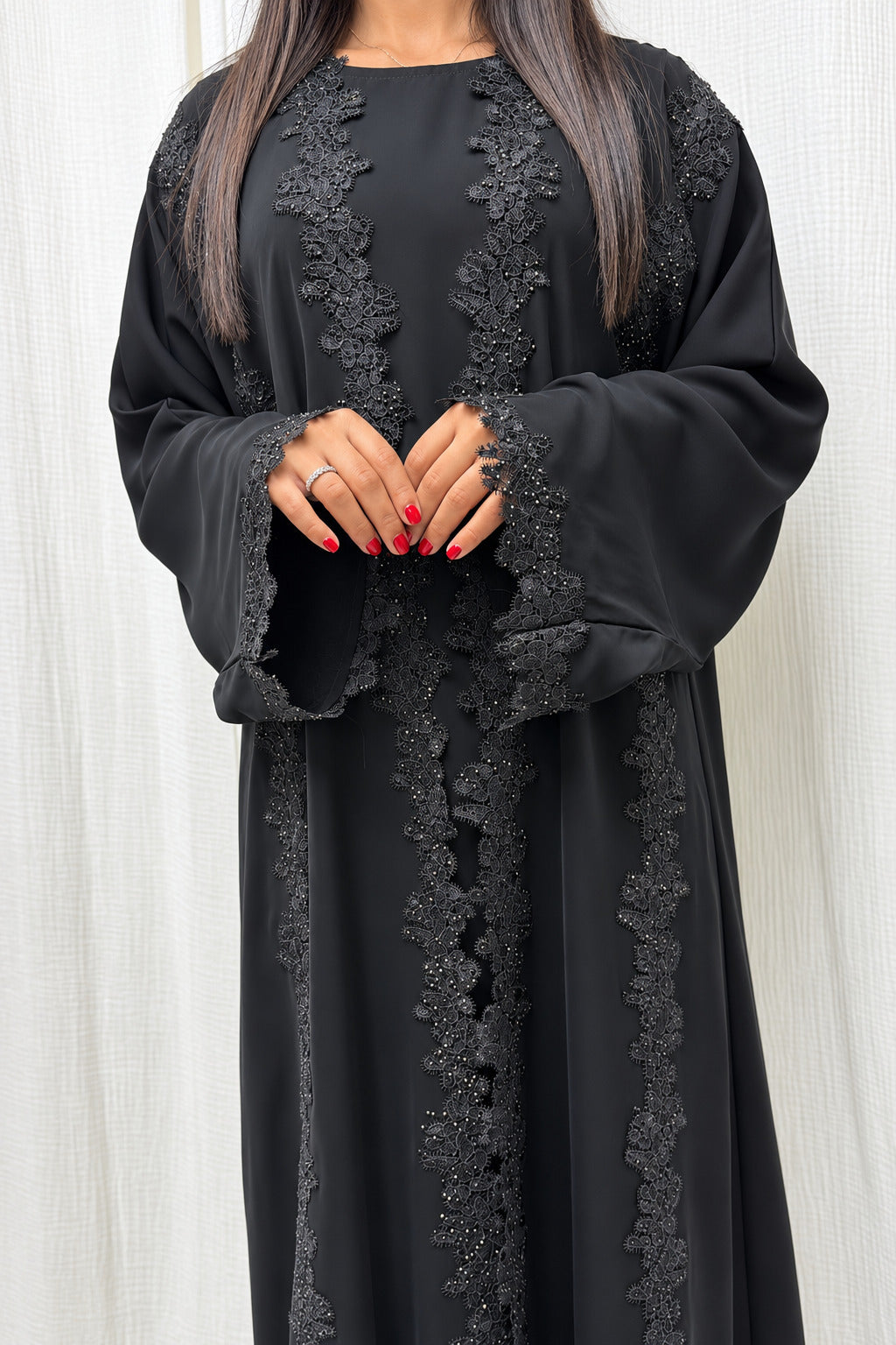 Poignets de l'abaya kimono Mirdif bordés de dentelle guipure perlée