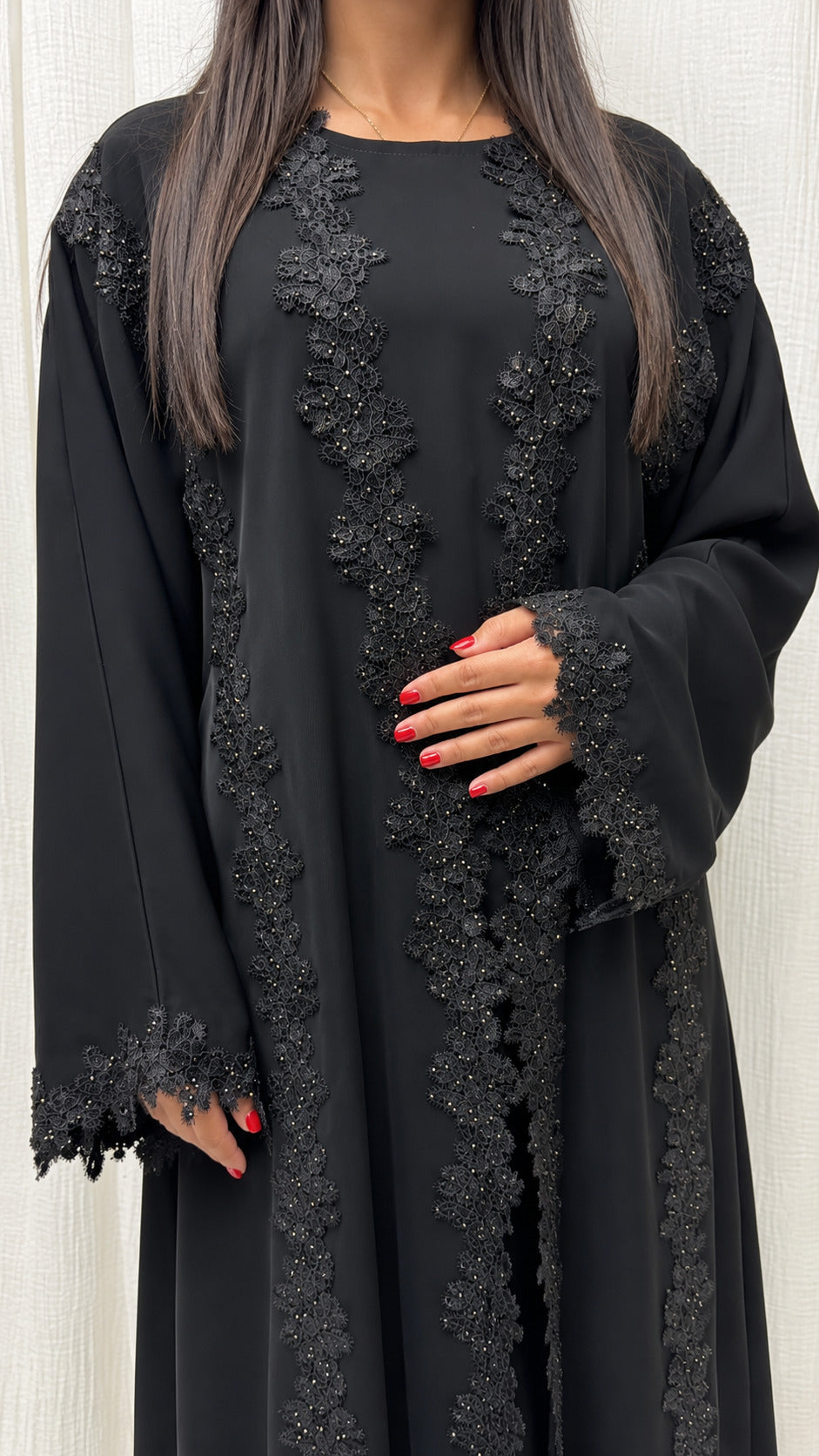 Buste de l'abaya kimono Mirdif noire, dentelle florale rehaussée de perles