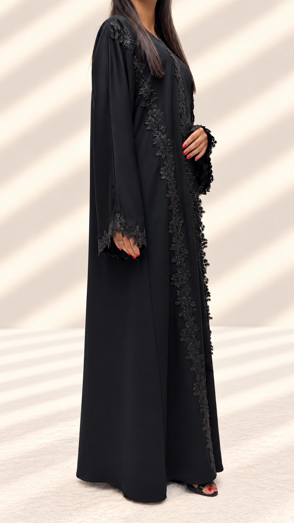 Abaya kimono Mirdif noire de profil, bande de guipure sur toute la hauteur