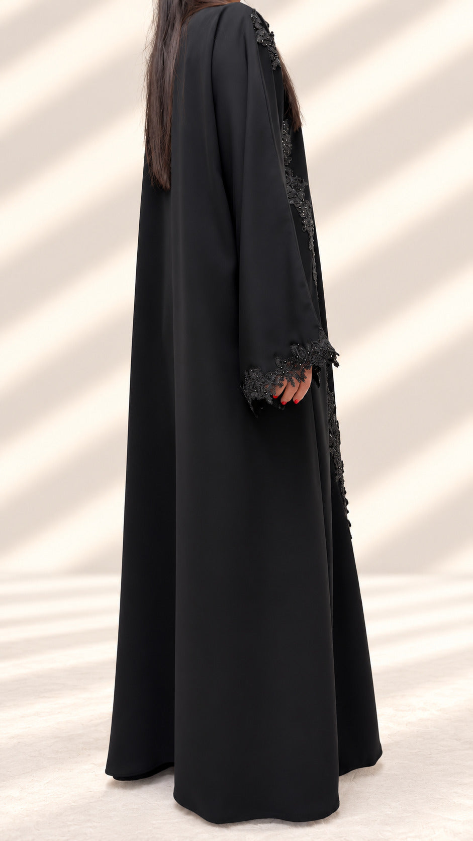 Abaya kimono Mirdif noire vue de dos en pied, nidah coréen au tombé fluide