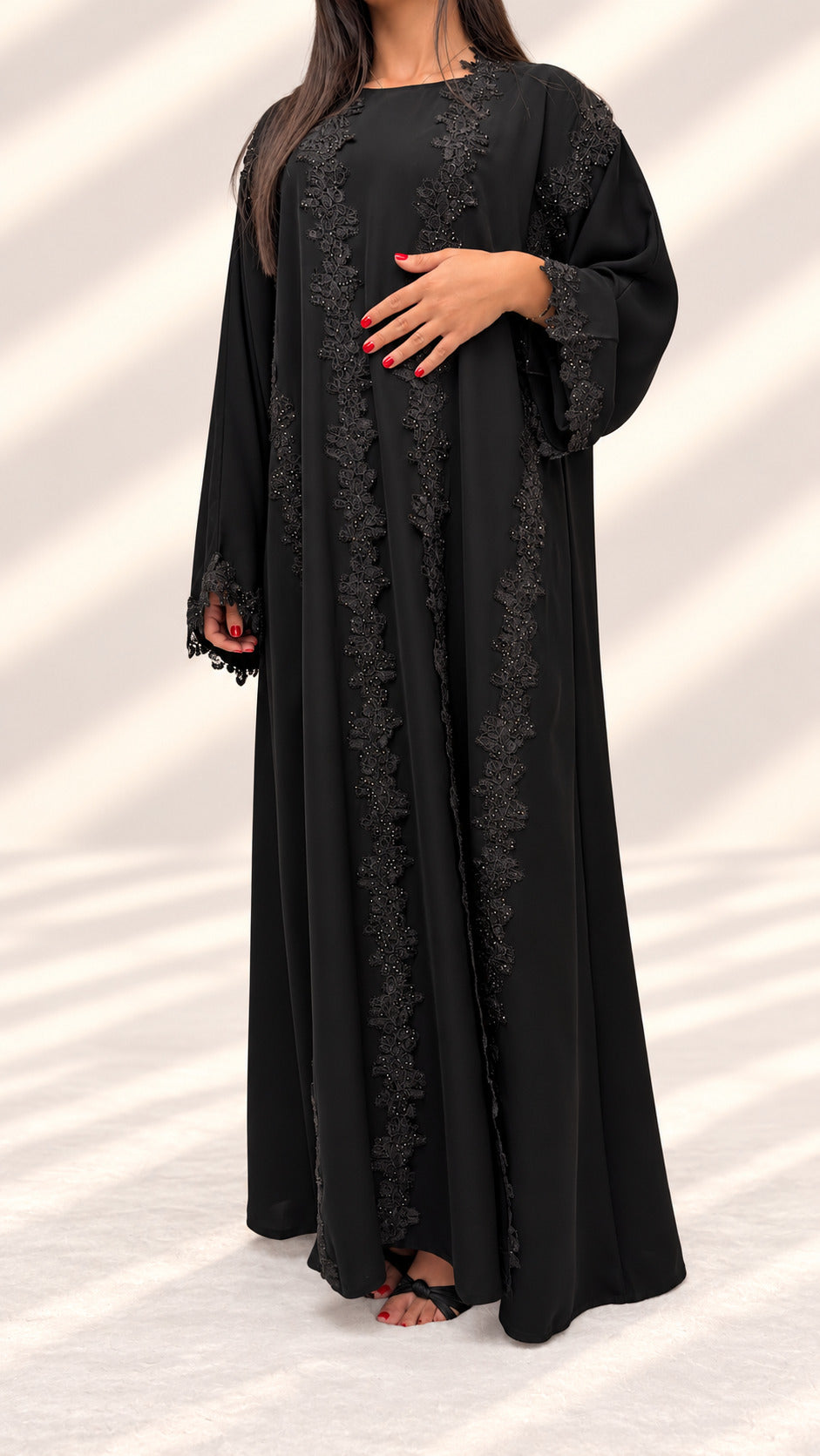 Manches amples de l'abaya kimono Mirdif noire bordées de guipure