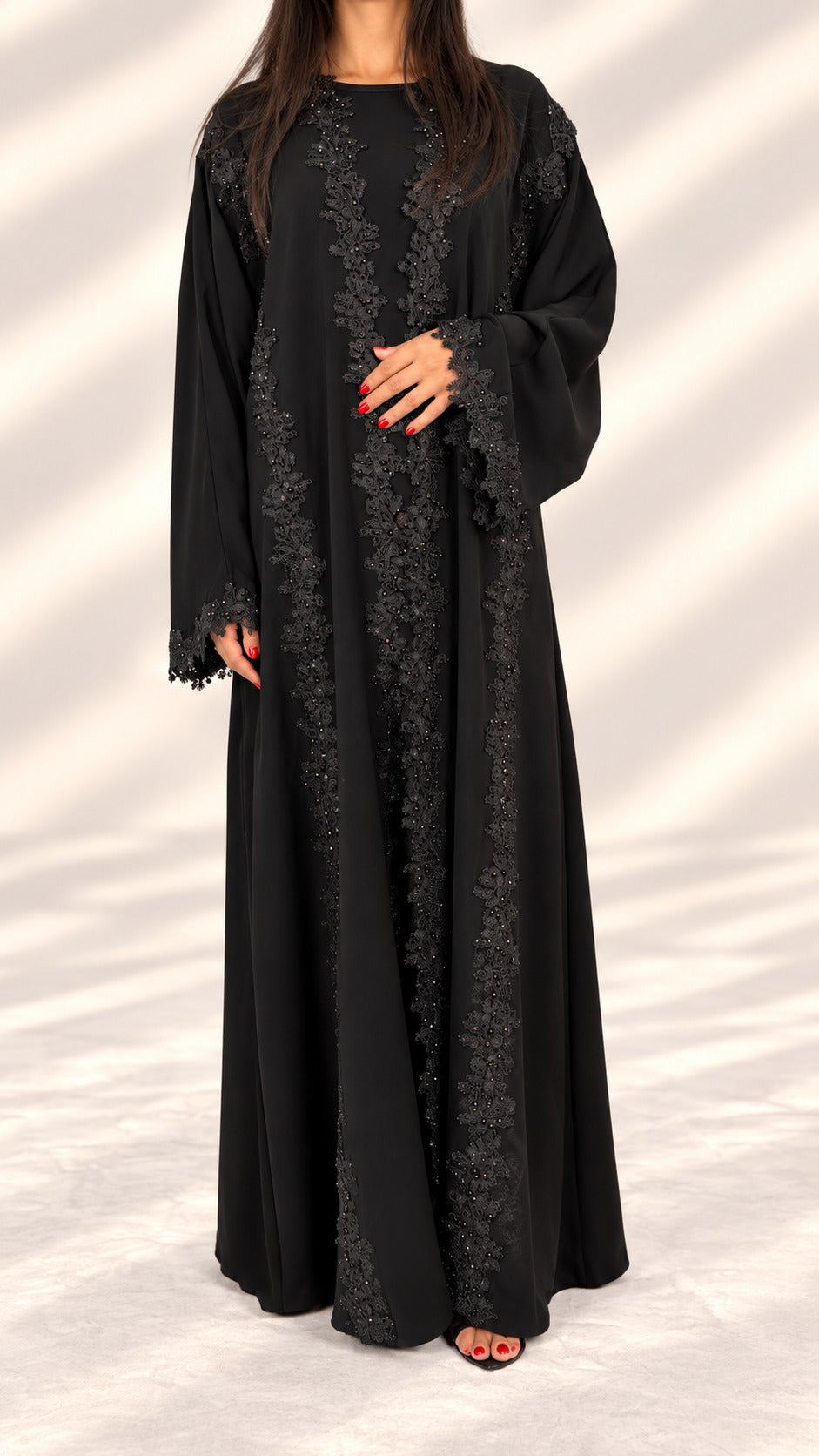 Guipure perlée posée le long des coutures de l'abaya kimono Mirdif noire