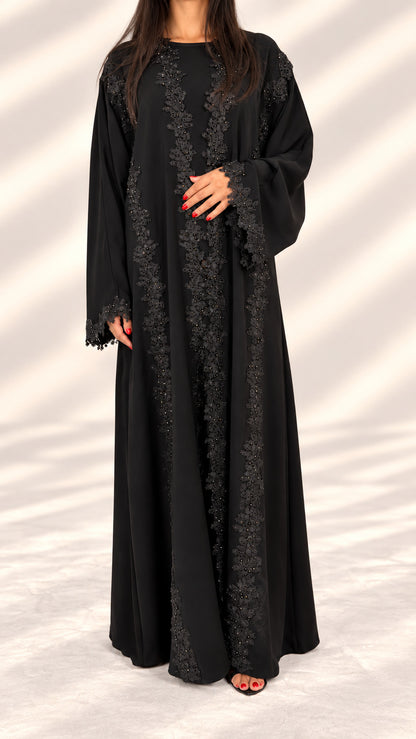 Guipure perlée posée le long des coutures de l'abaya kimono Mirdif noire