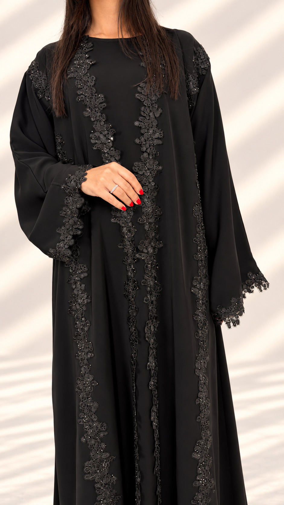 Détail de la manche en dentelle guipure perlée de l'abaya kimono Mirdif