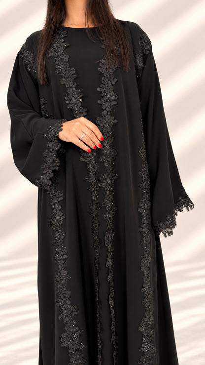 Détail de la manche en dentelle guipure perlée de l'abaya kimono Mirdif