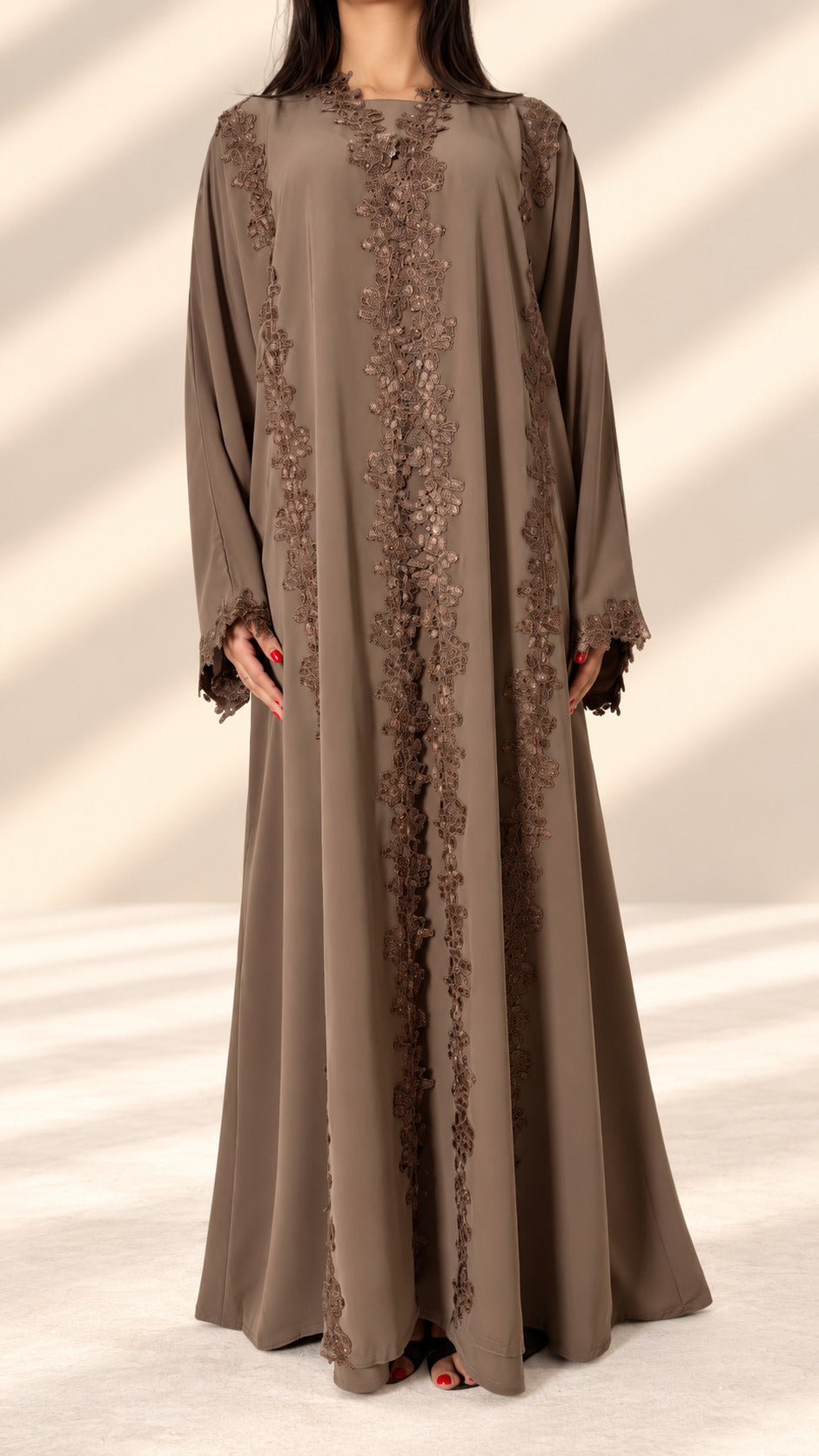 Abaya kimono Mirdif taupe en pied, dentelle guipure perlée du col à l'ourlet