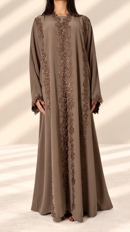 Abaya kimono Mirdif taupe en pied, dentelle guipure perlée du col à l'ourlet