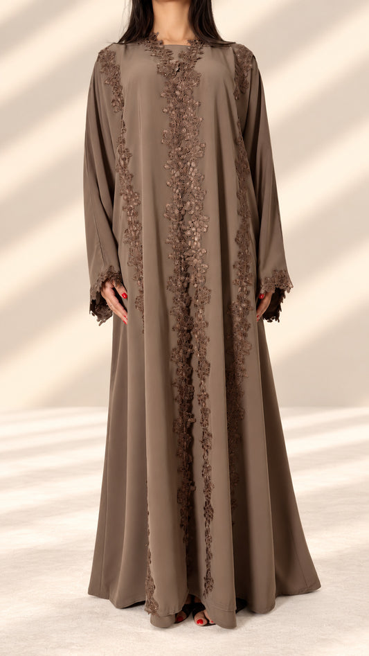Abaya kimono Mirdif taupe en pied, dentelle guipure perlée du col à l'ourlet