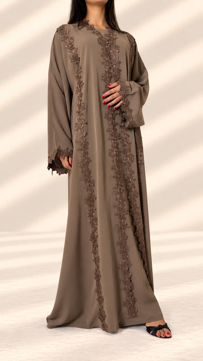 Manches évasées de l'abaya kimono Mirdif taupe, ourlées de guipure florale
