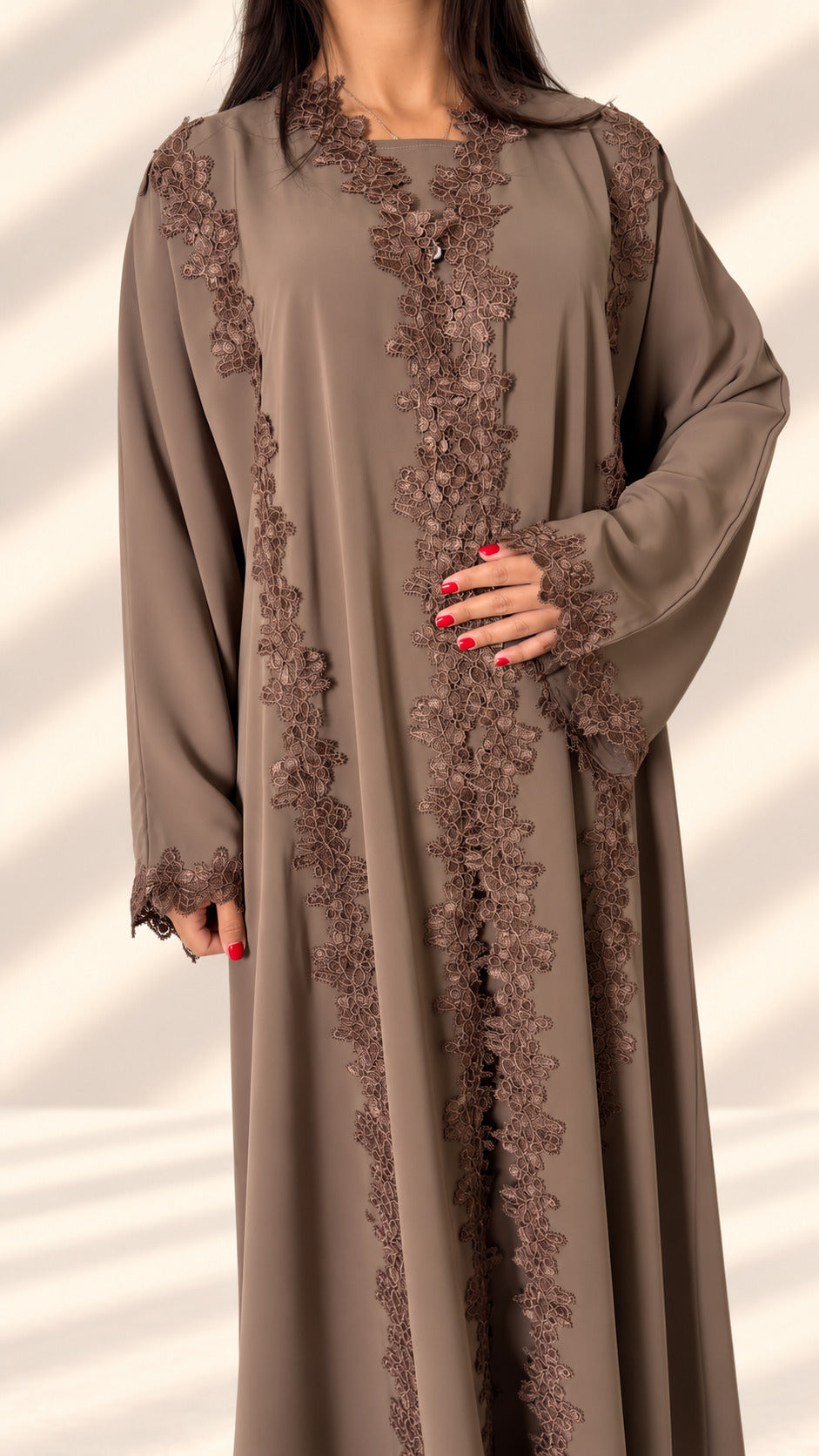Devant de l'abaya kimono Mirdif taupe, guipure florale perlée ton sur ton