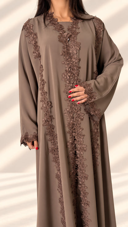 Devant de l'abaya kimono Mirdif taupe, guipure florale perlée ton sur ton