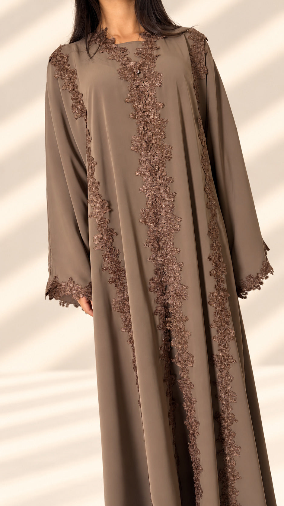 Détail des bandes de dentelle guipure de l'abaya kimono Mirdif taupe