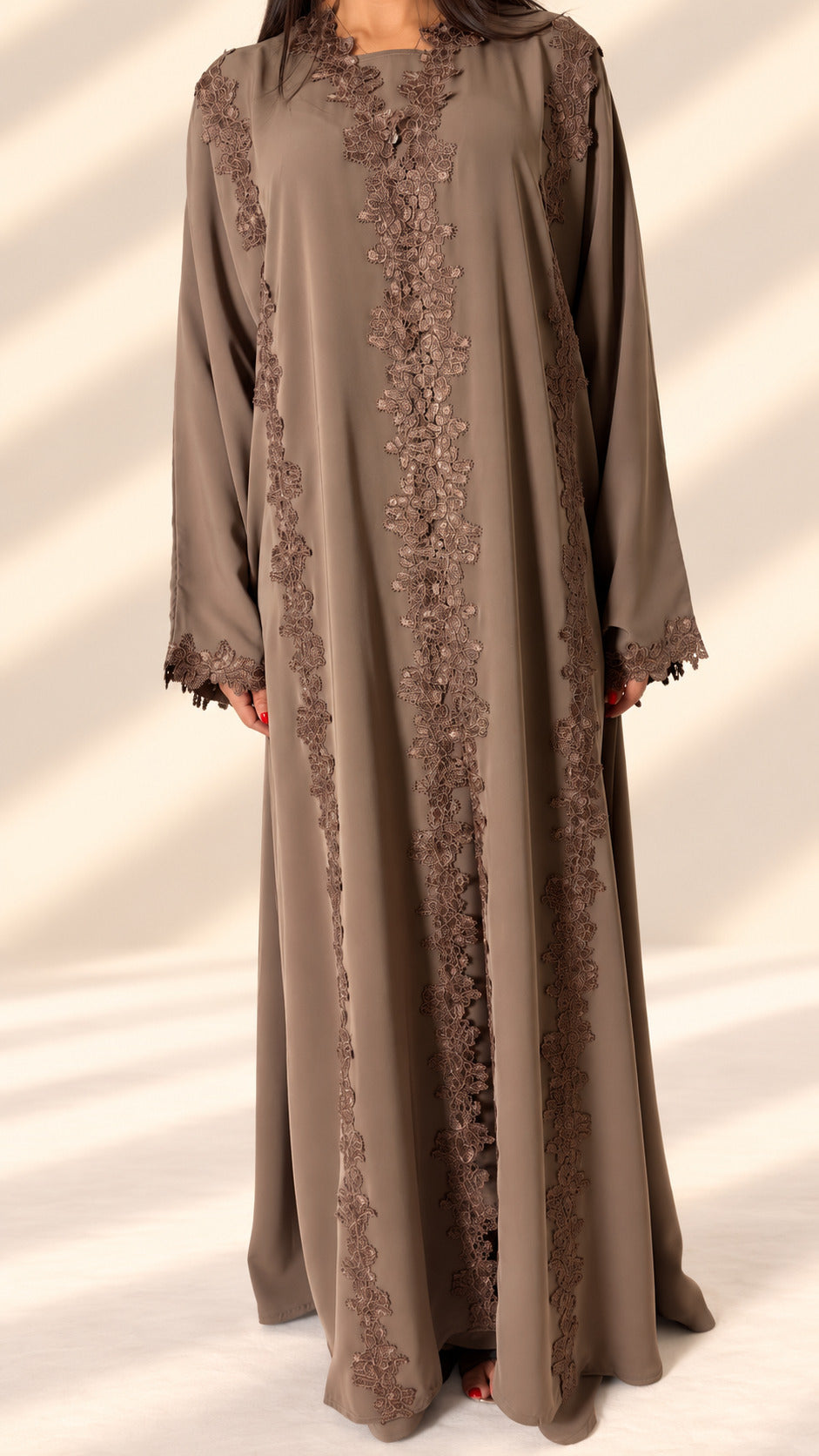 Tombé fluide de l'abaya kimono Mirdif taupe en nidah coréen