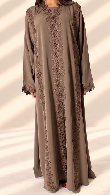 Tombé fluide de l'abaya kimono Mirdif taupe en nidah coréen