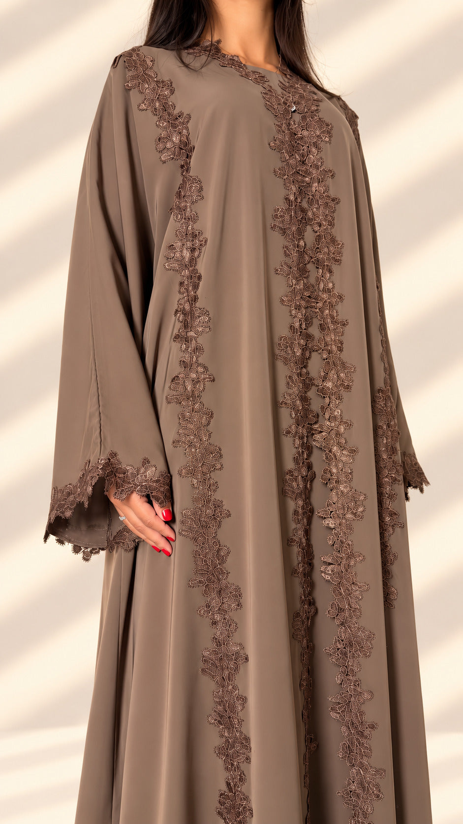 Détail de la manche en guipure de l'abaya kimono Mirdif taupe