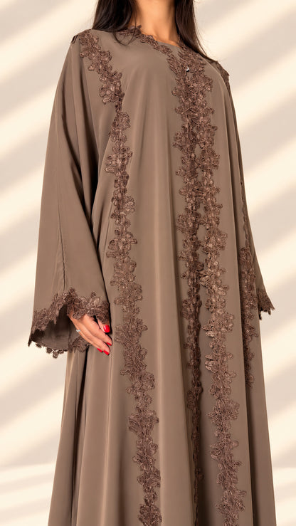 Détail de la manche en guipure de l'abaya kimono Mirdif taupe