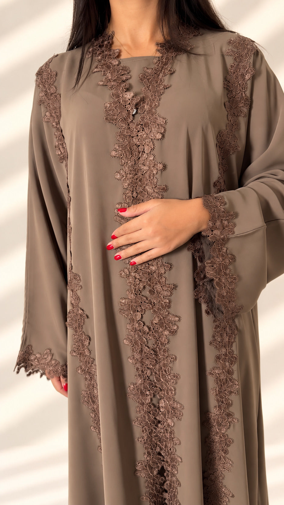 Guipure posée le long des coutures de l'abaya kimono Mirdif taupe
