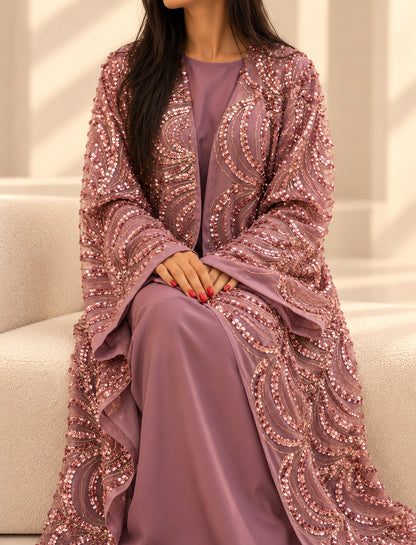 Kimono en organza vieux rose brodé de sequins, porté sur sa sous-robe assortie