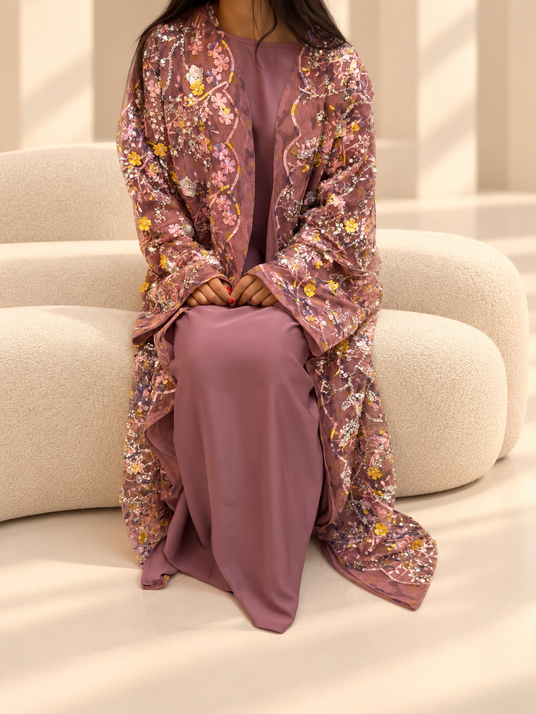 Kimono en organza imprimé fleuri vieux rose, porté sur sa sous-robe assortie