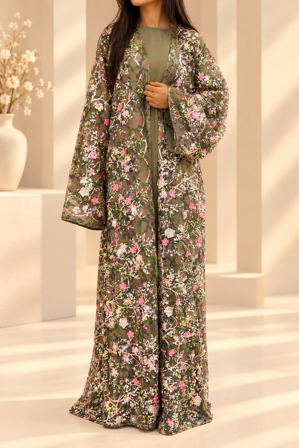 Kimono en organza kaki fleuri porté debout, sur sa sous-robe kaki assortie