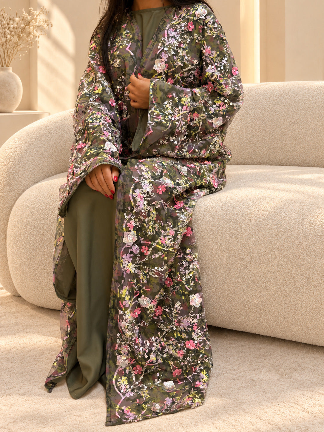 Kimono organza kaki fleuri, drapé étalé et fleurs brodées en relief