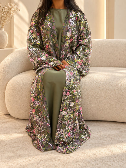Kimono en organza kaki semé de fleurs roses, jaunes et blanches brodées