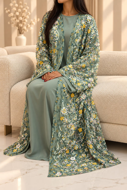 Silhouette du kimono vert sauge fleuri, manches larges évasées et longueur maxi