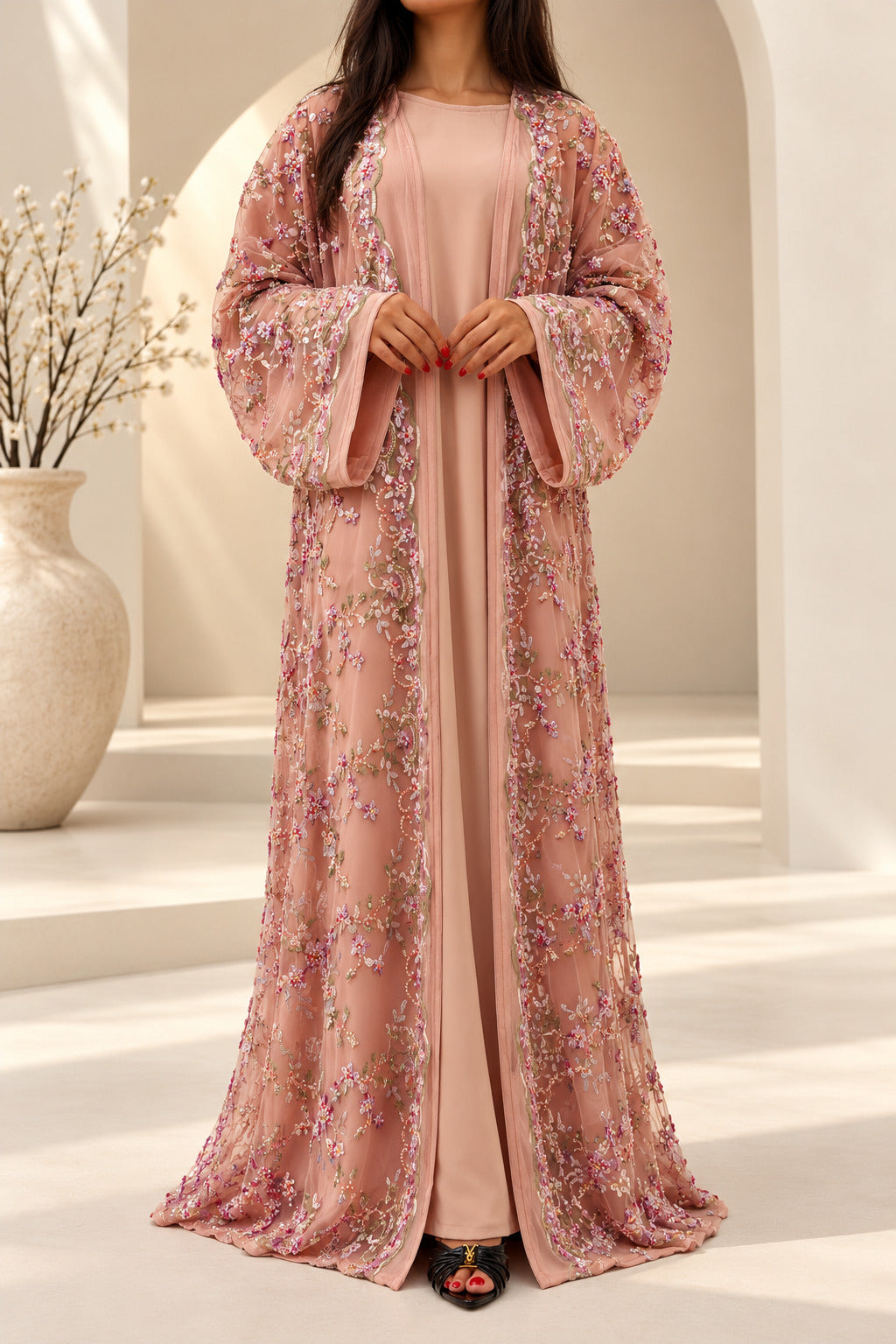Kimono en organza rose nude brodé de fleurs, porté debout sur sa sous-robe assortie