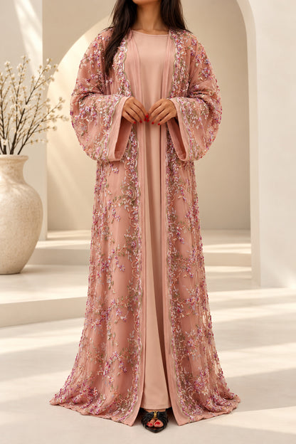 Kimono en organza rose nude brodé de fleurs, porté debout sur sa sous-robe assortie