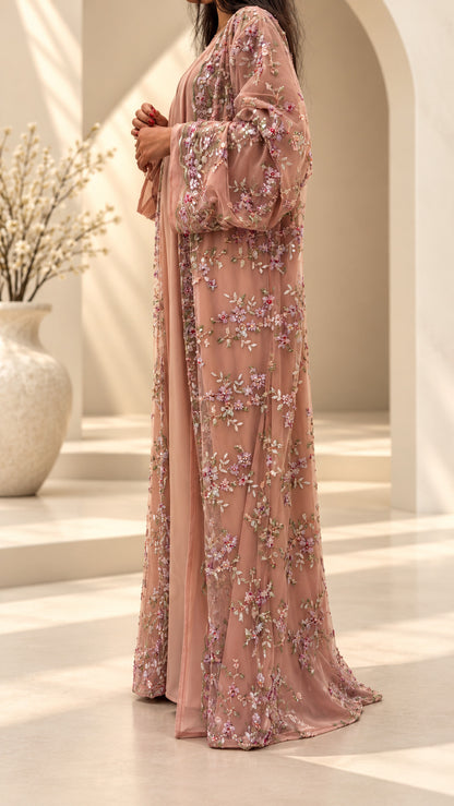 Kimono rose nude brodé vu de profil, tombé fluide jusqu'au sol