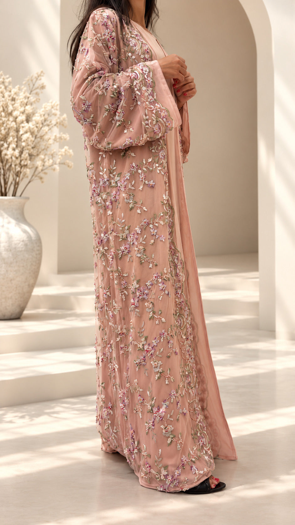 Broderie florale multicolore et perles sur le côté du kimono rose nude