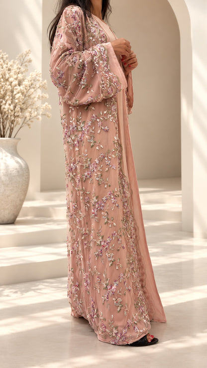 Broderie florale multicolore et perles sur le côté du kimono rose nude