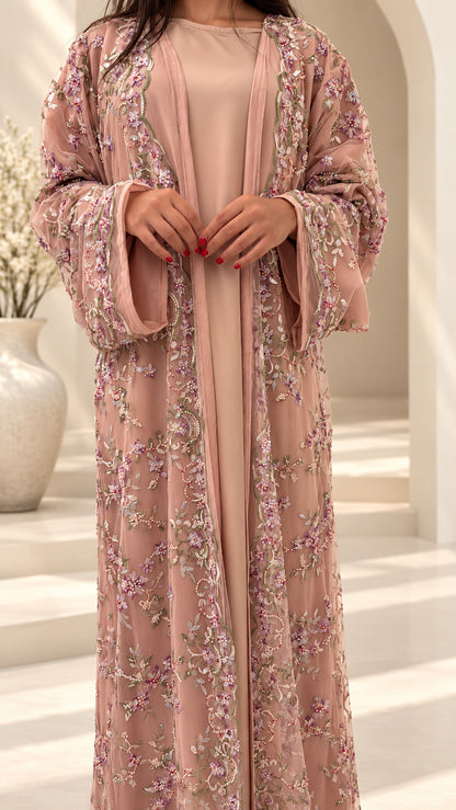 Manches ballon du kimono rose nude, fleurs brodées et galon festonné